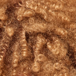 Cheveux boucl&eacute;s &agrave; cr&eacute;pus