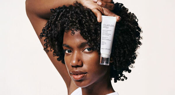 Hoe gebruik je OLAPLEX Broad Spectrum Chelating Treatment?